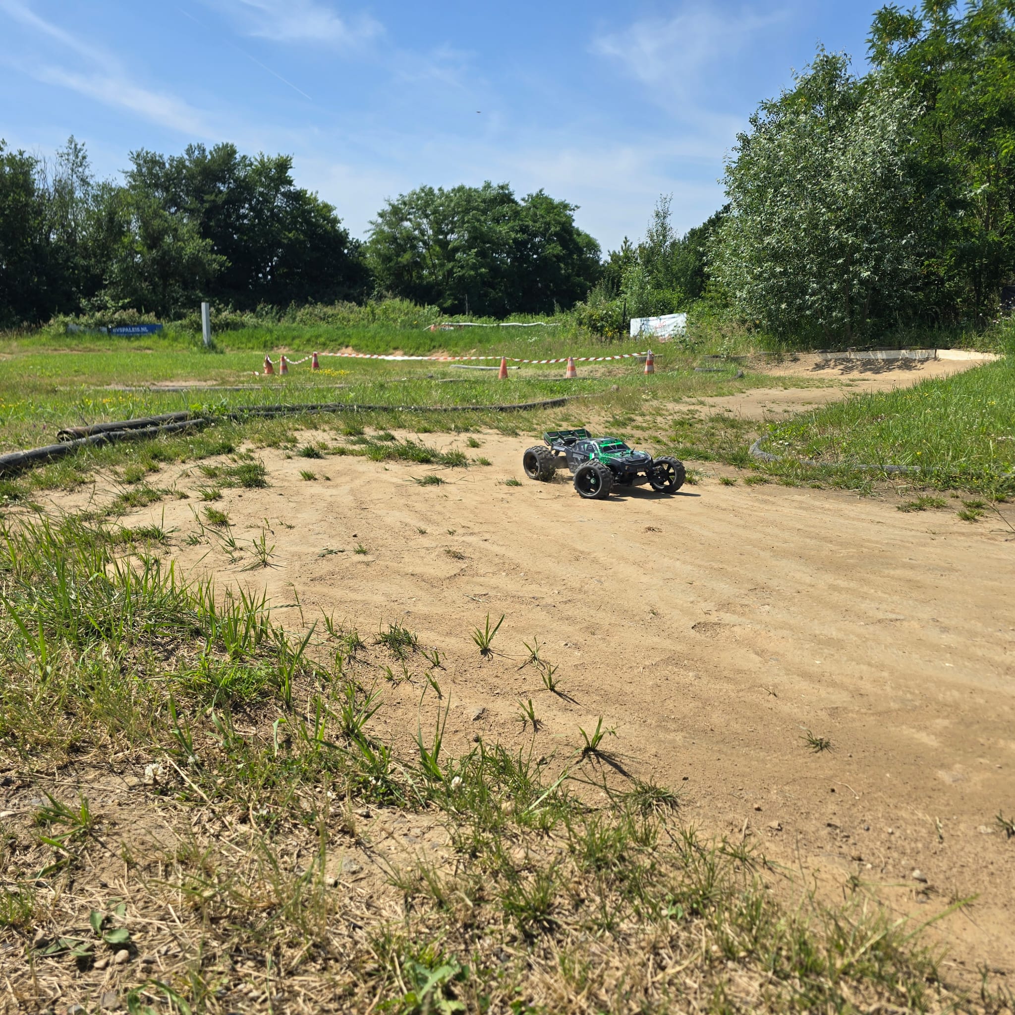 RC045 auto in de bocht