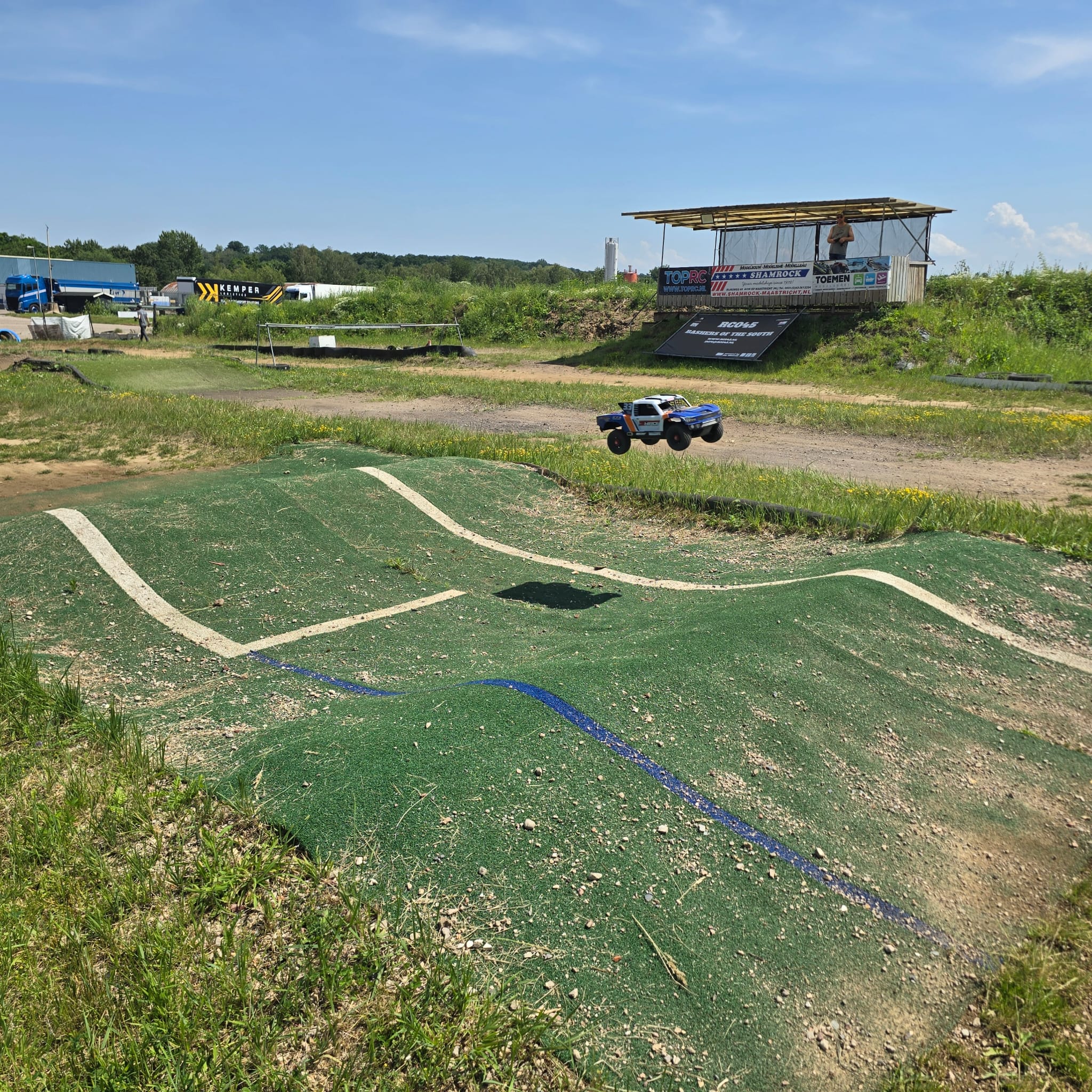 RC045 auto over de jump