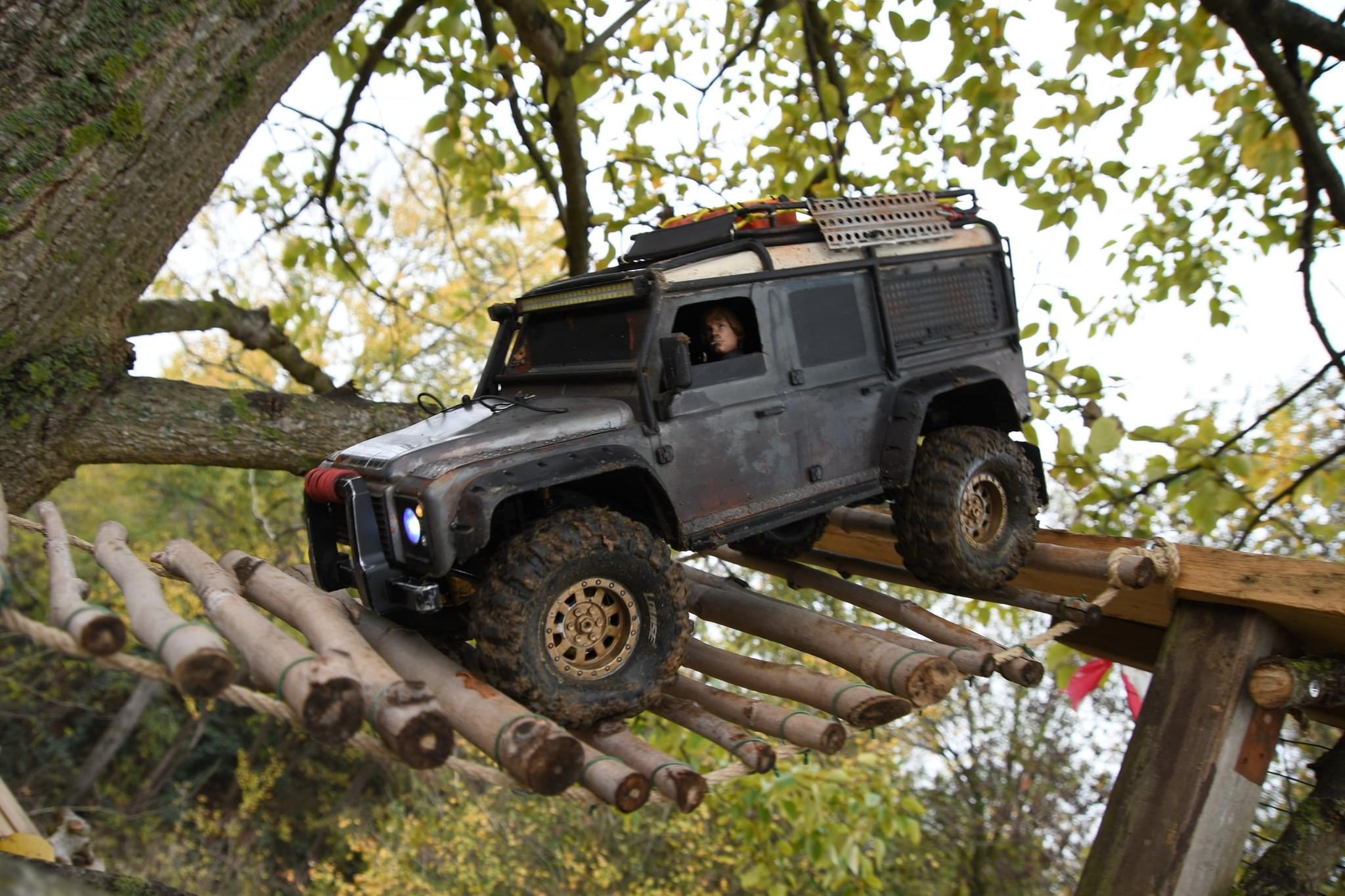 RC045 Defender crawler op de touwbrug