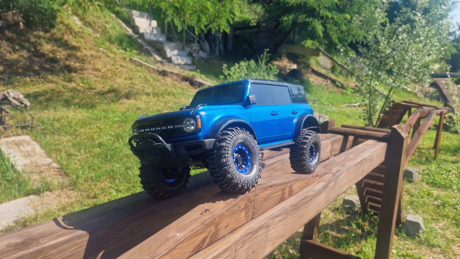 RC045 Bronco crawler op het obstakelparcours